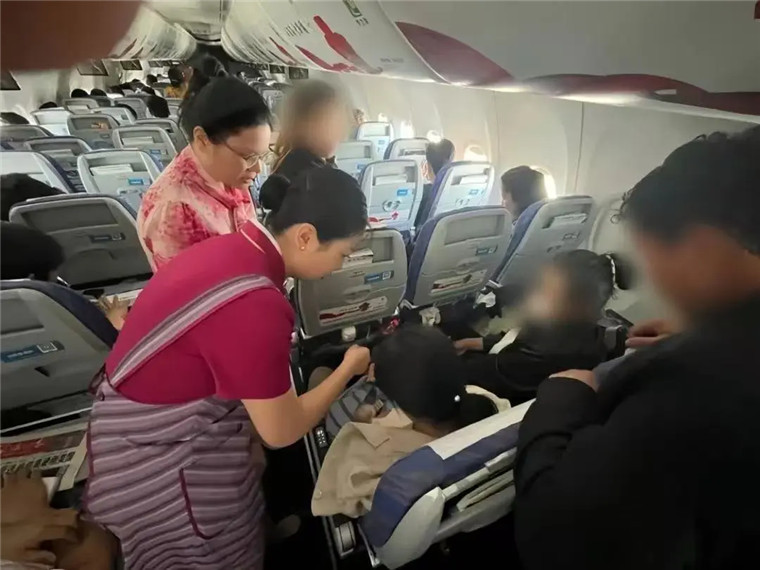 万米高空，蔡霞等“白衣天使”合力救下患儿